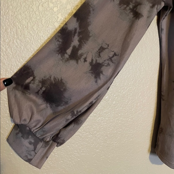 VIAMOR LONG SLEEVE TOP - Picture 2 of 4